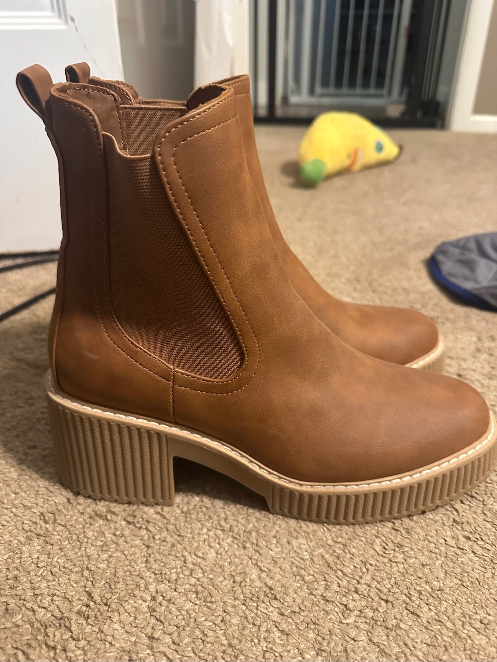 NWOT Dolce Vita Women’s Darcel Chelsea Platform Boot in Tan 9.5